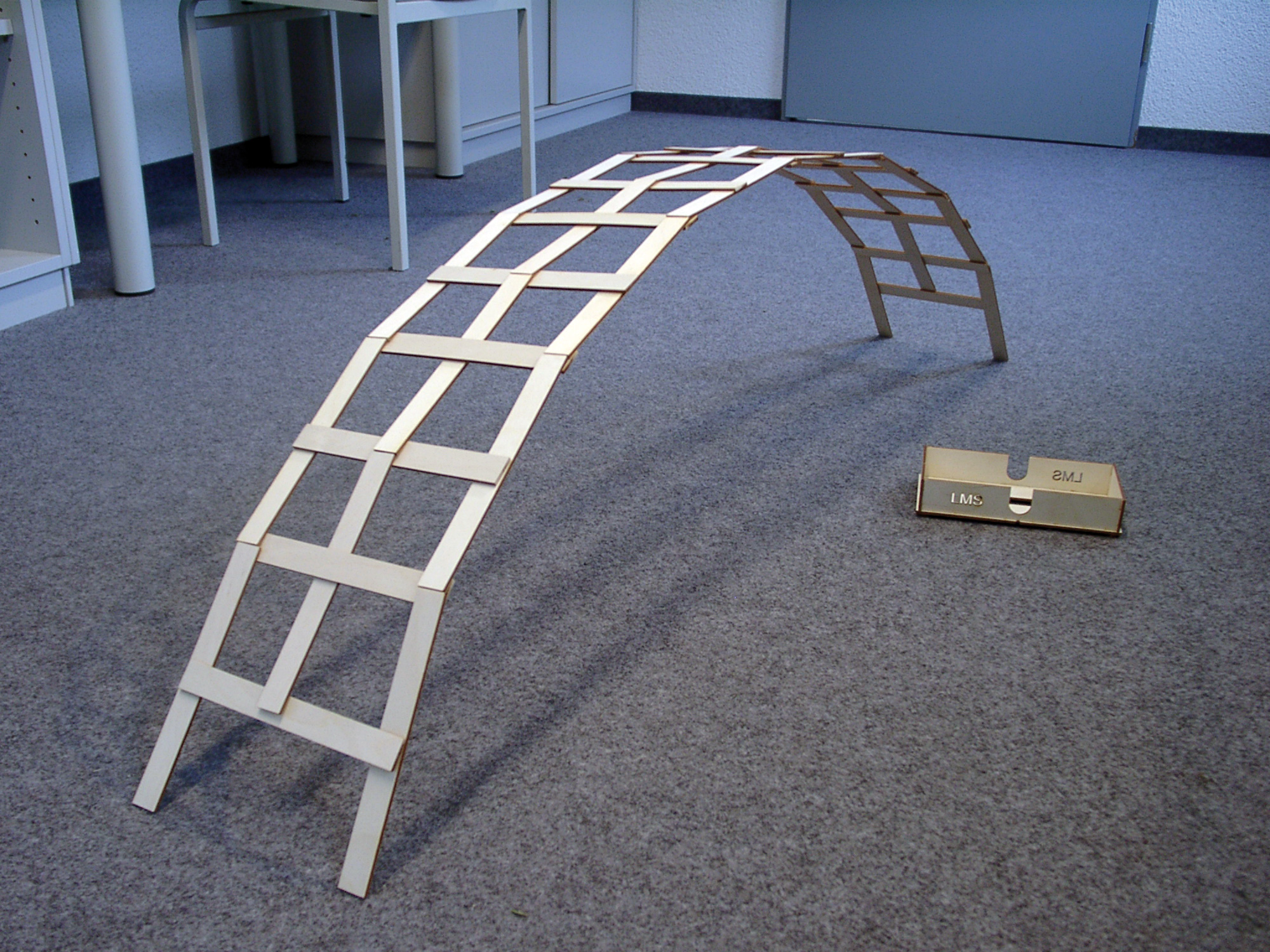 Leonardo Br�cke aus Holz mit Aufbewahrungskasten. 1,20m Spannweite